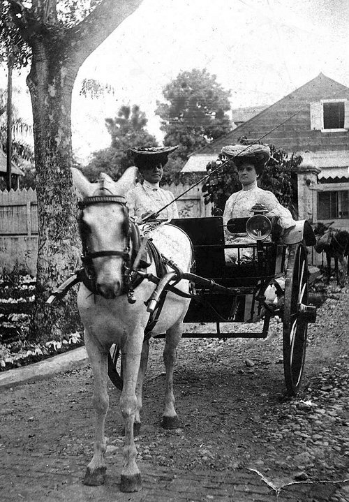 Ida Faubert (à gauche), en calèche avec une femme non-identifiée. Photographie prise en Haïti vers 1903.